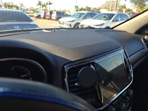 Used 2021 Jeep Grand Cherokee Laredo X image 9