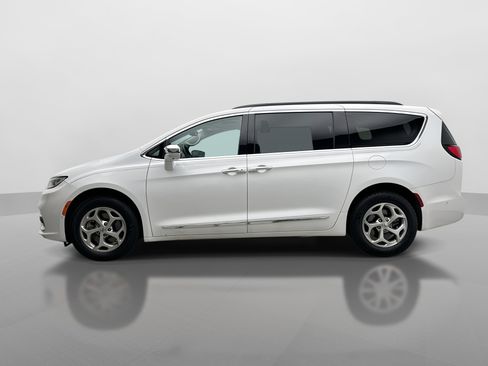 Used 2022 Chrysler Pacifica Limited AWD/4WD image 2