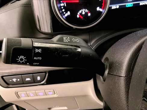 Used 2024 Kia Carnival EX image 31