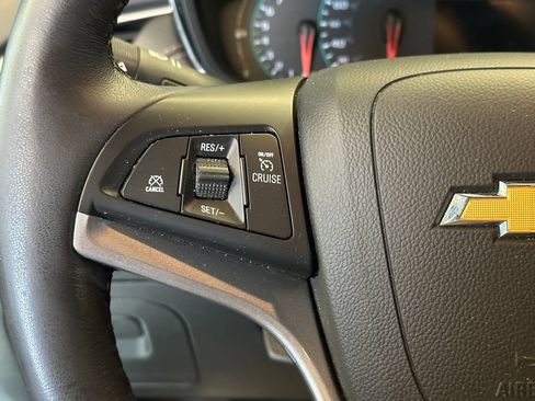 Used 2022 Chevrolet Trax LT w/ Midnight Edition AWD/4WD image 11