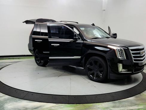 Used 2019 Cadillac Escalade Luxury AWD/4WD image 10