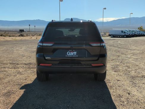 Used 2023 Jeep Grand Cherokee Altitude image 4