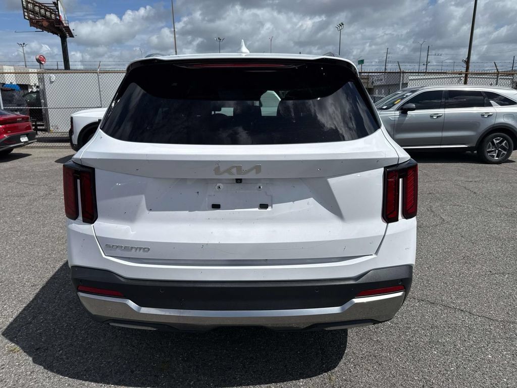 Certified 2025 Kia Sorento S FWD image 7