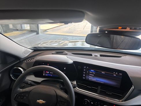 Used 2025 Chevrolet Trax LT FWD image 34