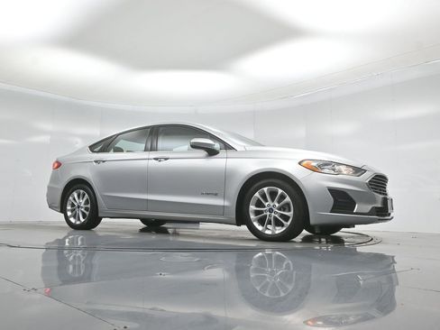 Certified 2019 Ford Fusion SE FWD image 3
