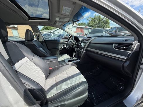 Used 2014 Toyota Camry SE w/ Moonroof Package FWD image 11