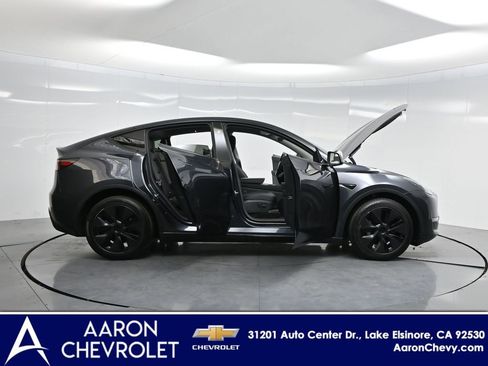 Used 2025 Tesla Model Y Long Range image 3