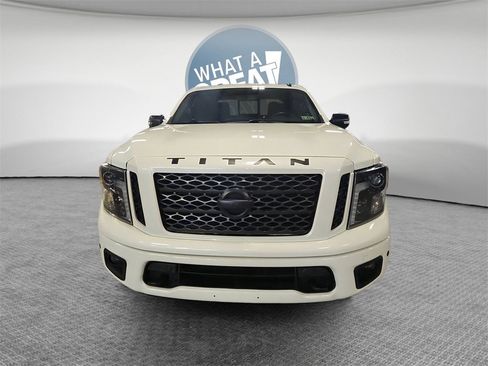 Used 2019 Nissan Titan SV w/ SV Convenience Package image 9