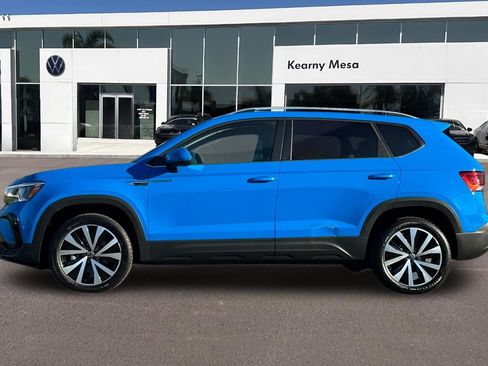 Used 2022 Volkswagen Taos SE w/ Panoramic Sunroof Package FWD image 7