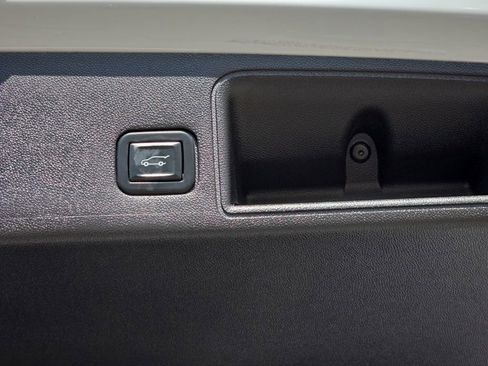 Used 2022 GMC Terrain SLT image 13