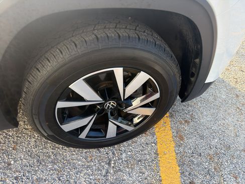 Used 2021 Volkswagen Atlas Cross Sport SE FWD image 19