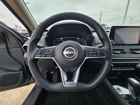 Used 2025 Nissan Altima 2.5 SV FWD image 18