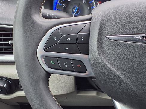 Used 2022 Chrysler Pacifica Touring-L image 18