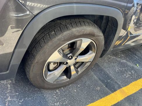 Used 2019 Jeep Cherokee Limited w/ Luxury Group FWD image 7