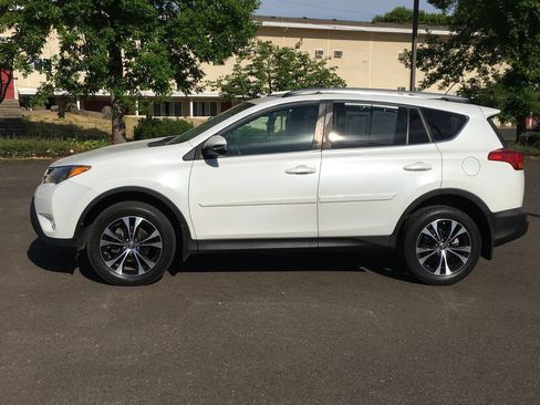 Used 2015 Toyota RAV4 Limited w/ Technology Package AWD/4WD image 3