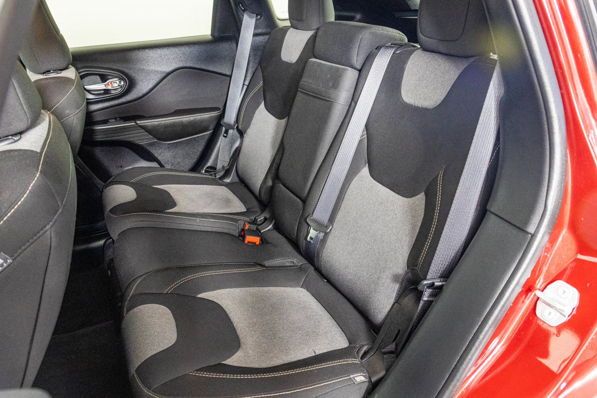 Used 2016 Jeep Cherokee Sport w/ Cold Weather Group FWD image 37