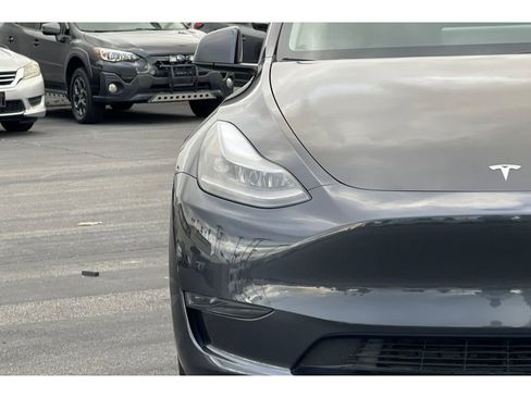 Used 2024 Tesla Model Y Standard Range image 41