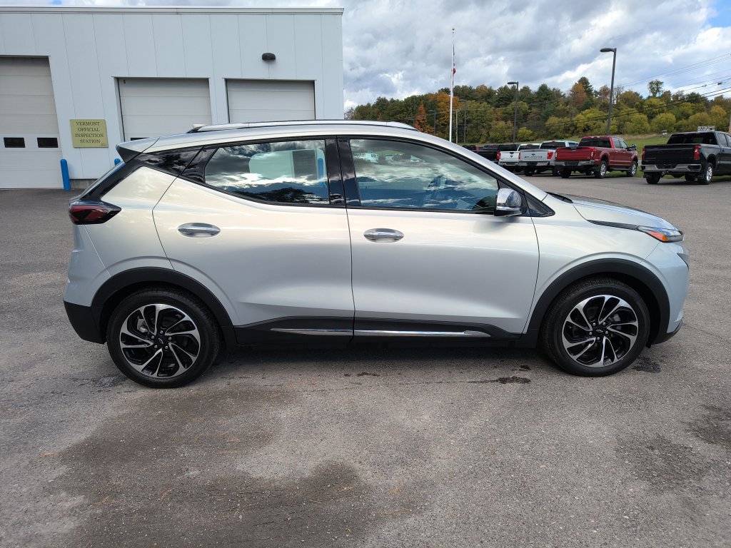 Used 2023 Chevrolet Bolt EUV Premier w/ Sun & Sound Package FWD image 6