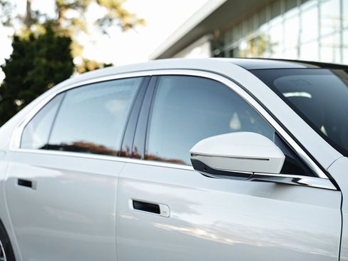 Used 2025 BMW i7 eDrive50 w/ Premium Package image 3