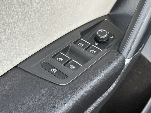 Used 2020 Volkswagen Tiguan SE w/ Panoramic Sunroof Package image 11