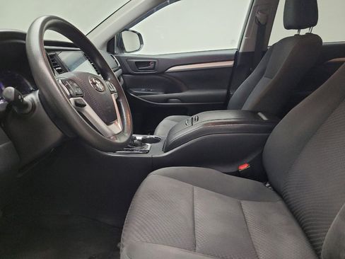 Used 2019 Toyota Highlander LE image 17
