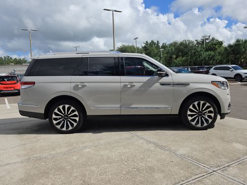 Used 2024 Lincoln Navigator Reserve AWD/4WD image 8