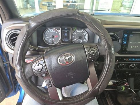 Used 2017 Toyota Tacoma TRD Off-Road w/ Premium & Technology Package image 3