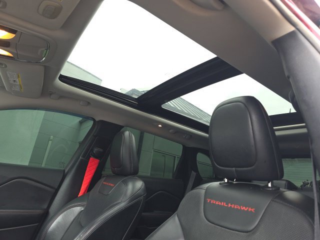 Used 2019 Jeep Cherokee Trailhawk AWD/4WD image 21