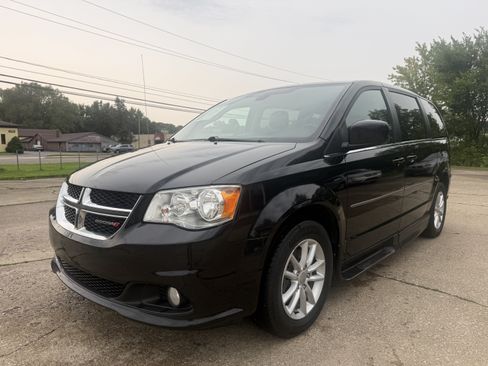Used 2019 Dodge Grand Caravan SXT FWD image 2