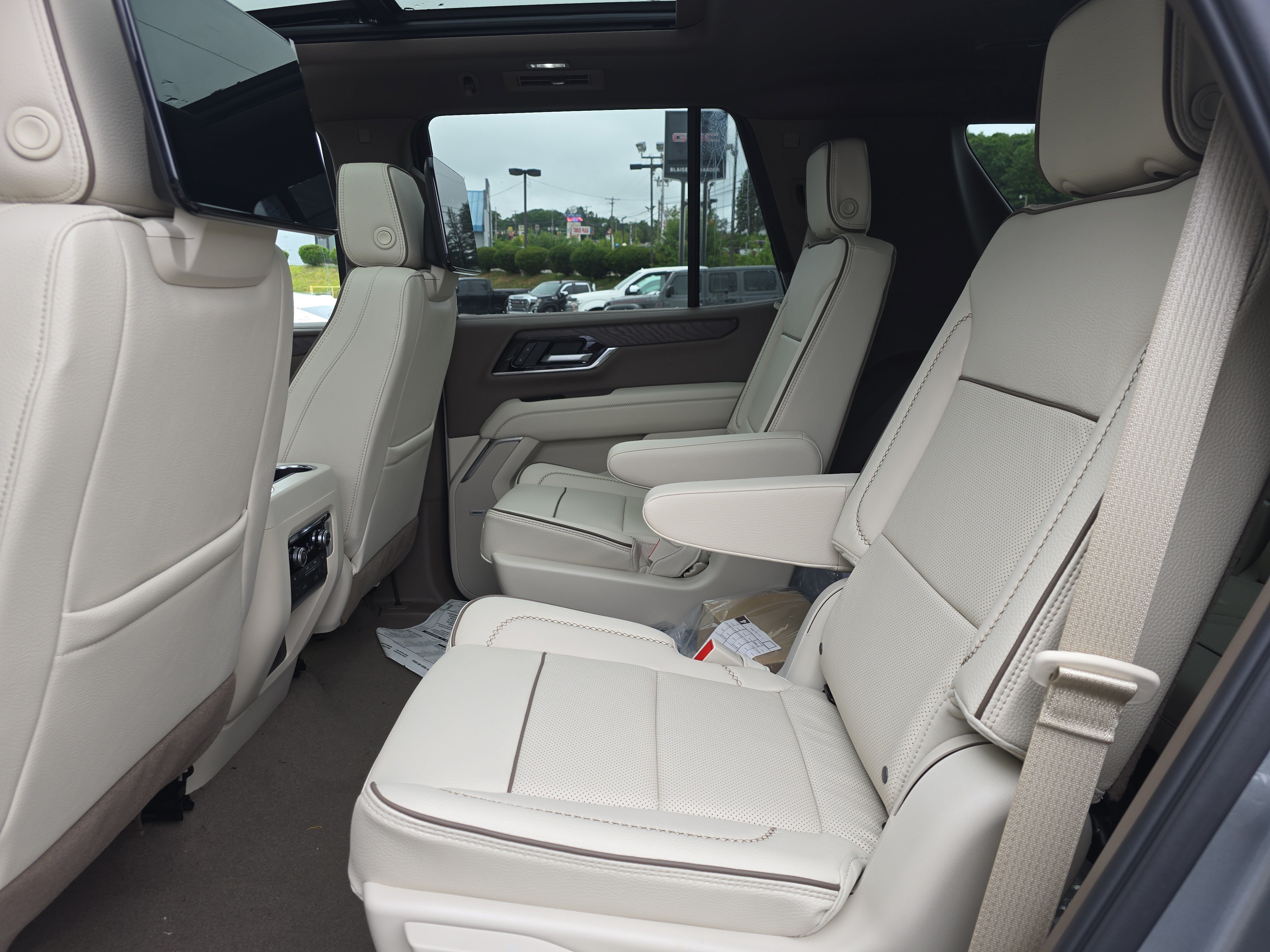 New 2026 GMC Yukon Denali w/ Denali Reserve Package AWD/4WD image 14