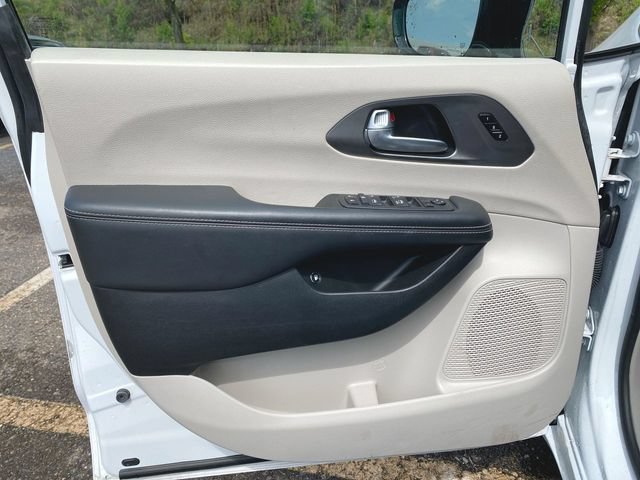 Used 2024 Chrysler Pacifica Limited FWD image 21