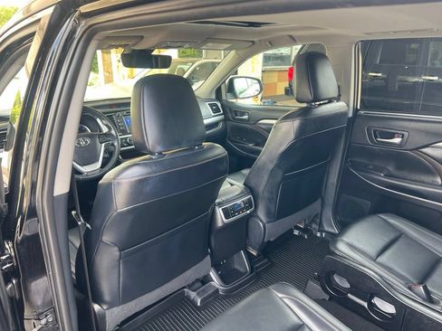 Used 2019 Toyota Highlander XLE AWD/4WD image 10