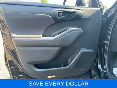 Used 2023 Toyota Highlander L FWD image 8
