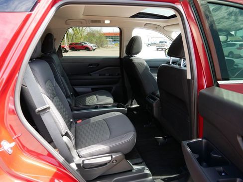 Used 2024 Nissan Pathfinder SV w/ SV Premium Package AWD/4WD image 9
