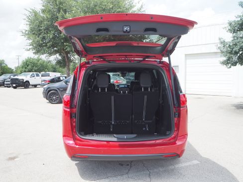 New 2025 Chrysler Voyager LX image 9