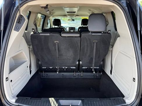 Certified 2016 Chrysler Town & Country Touring FWD image 28