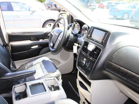 Used 2016 Chrysler Town & Country Touring FWD image 12