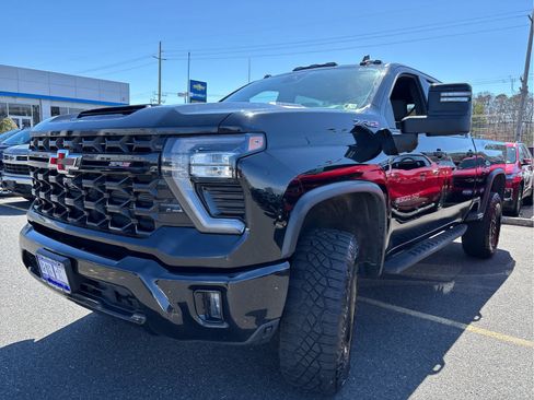 Used 2024 Chevrolet Silverado 2500 ZR2 w/ Technology Package AWD/4WD image 6