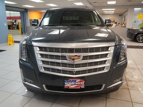 Used 2019 Cadillac Escalade Luxury w/ LPO, Radiant Package image 18