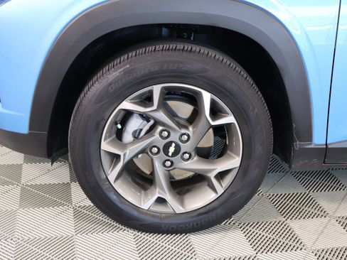 Used 2025 Chevrolet Trax LT w/ Driver Confidence Package FWD image 17