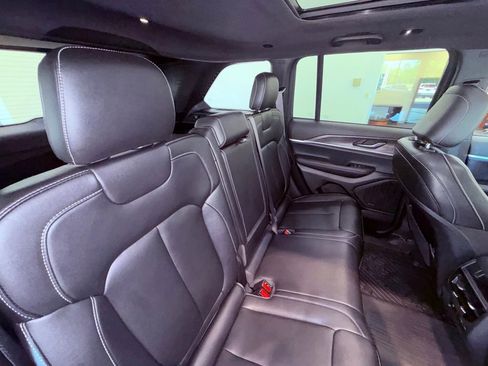 Used 2024 Jeep Grand Cherokee Limited w/ Black Appearance Package AWD/4WD image 13