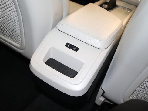 Used 2019 Volvo XC60 T5 Momentum w/ Premium Package image 62