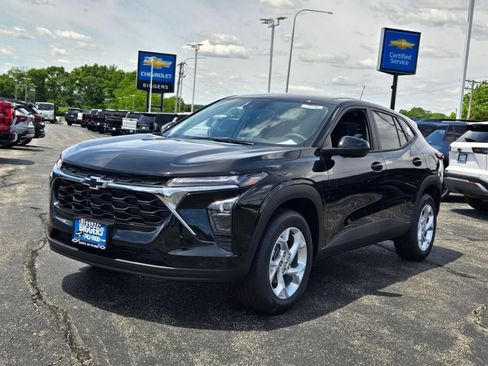New 2026 Chevrolet Trax LS w/ LS Convenience Package FWD image 3