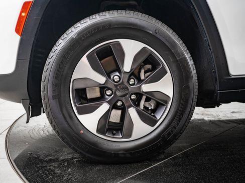 Used 2023 Jeep Grand Cherokee 4WD 4xe image 13