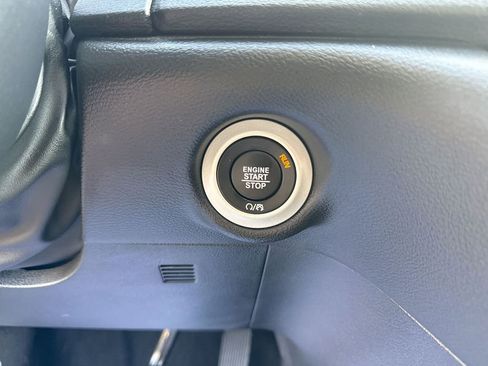 Used 2025 Chrysler Pacifica Select image 18