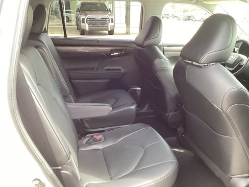 Used 2023 Toyota Highlander Limited FWD image 11