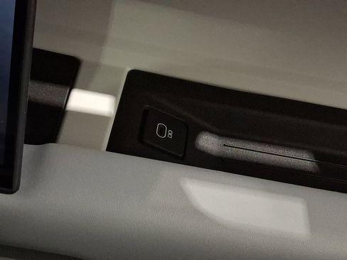 Certified 2025 Land Rover Defender 110 X-Dynamic SE image 24