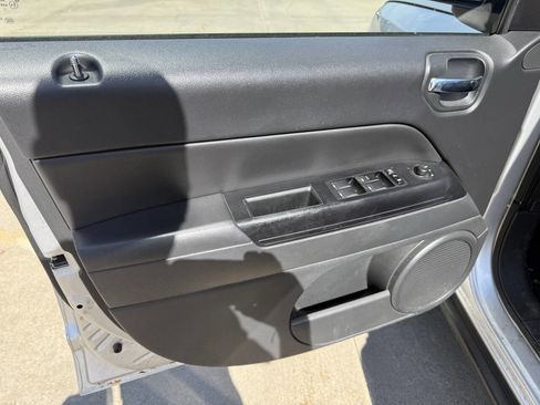 Used 2011 Jeep Compass Latitude AWD/4WD image 5