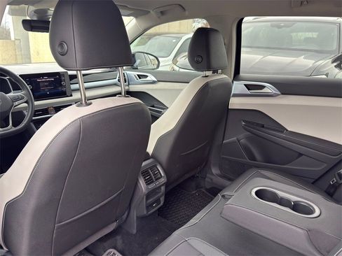 New 2025 Volkswagen Taos SE image 25