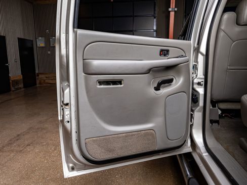 Used 2005 Chevrolet Silverado 3500 LT w/ Heavy-Duty Power Package image 32